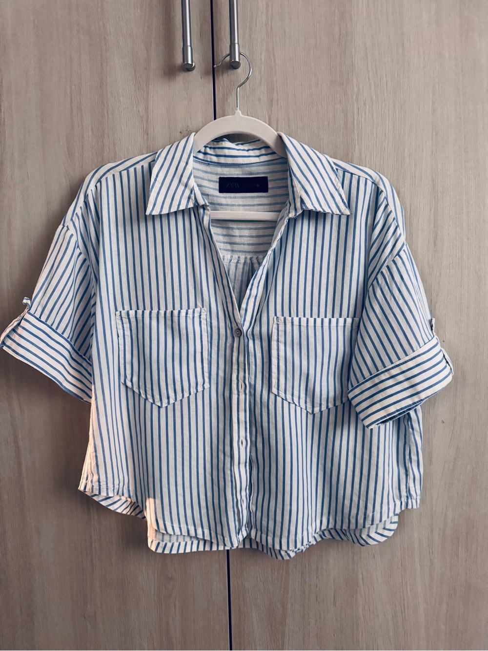 Zara Blue and White Striped Women’s Short-Sleeve Button-Down Shirt
